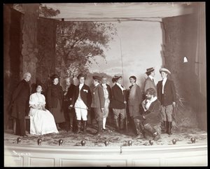 Rollbesättningen på scenen i kostym från en amatöruppsättning av pjäsen "The Amazons" vid Barnard College, New York (silvergelatinprint)